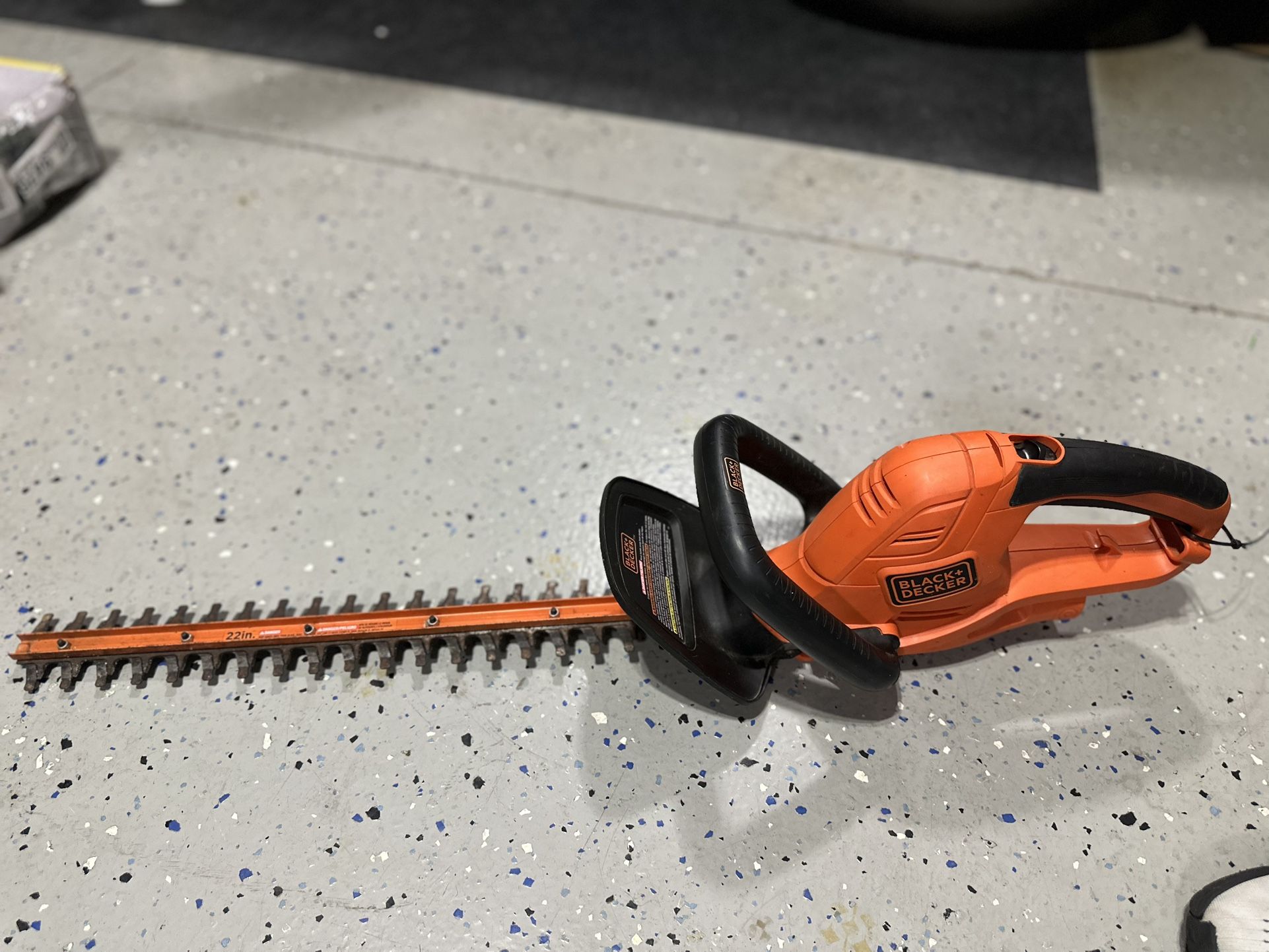 BLACK+DECKER Hedge Trimmer, 22-Inch, BEHT350FF