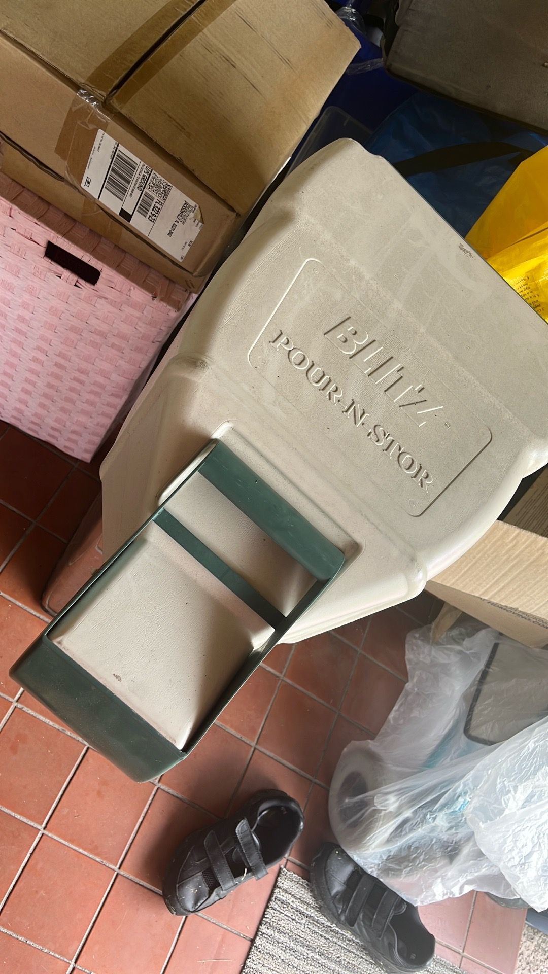 40lbs Blitz pour n stor dog food feeder