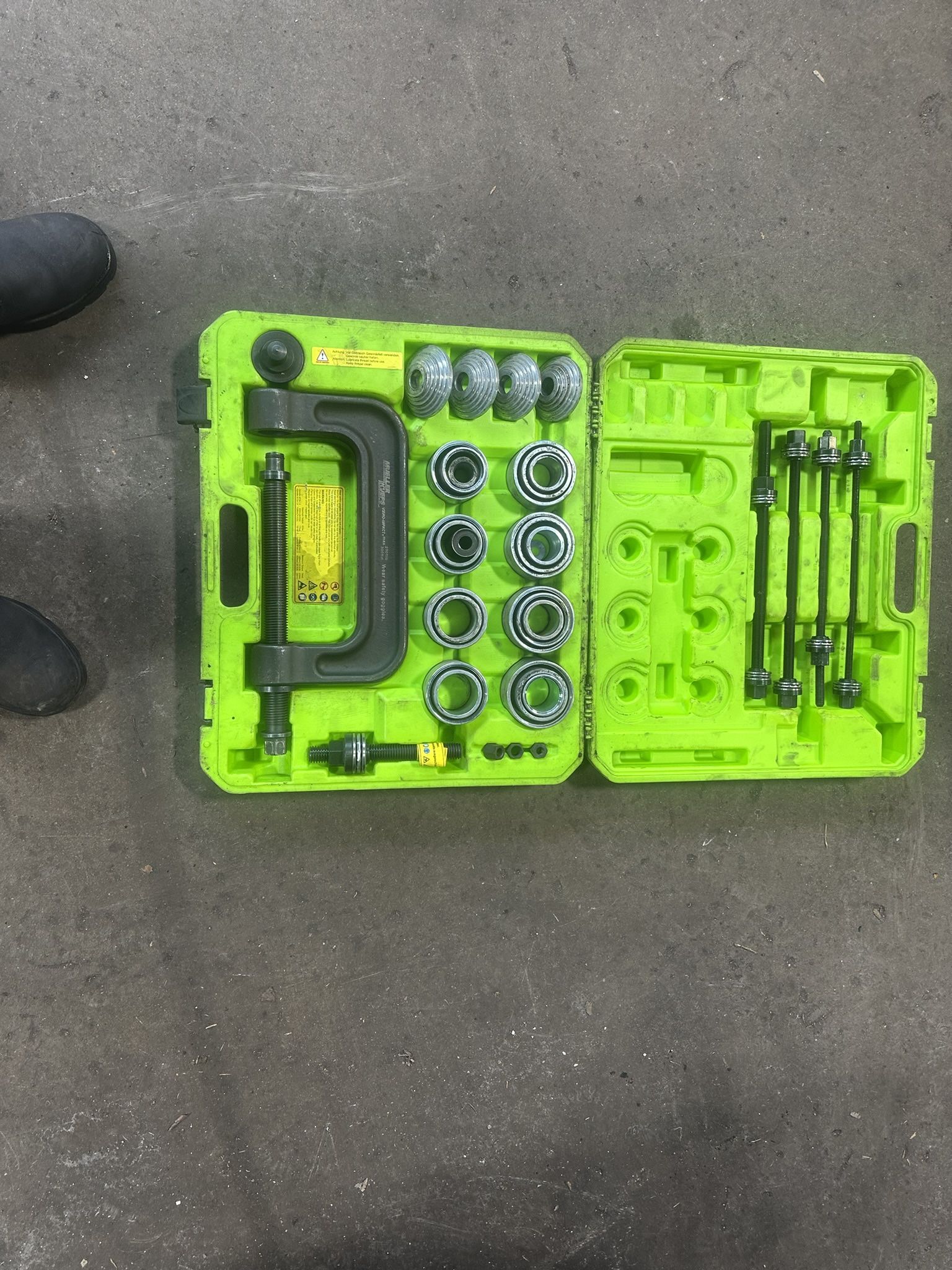 MUELLER-KUEPS 609400-460 35 PIECE UNIVERSAL PRESS & PULL SLEEVE KIT W/XL C-CLAMP