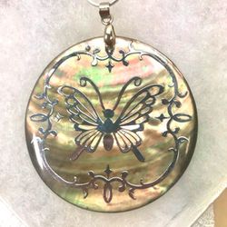 "BEAUTIFUL BUTTERFLY!" GORGEOUS MOTHER OF PEARL NECKLACE NEW!