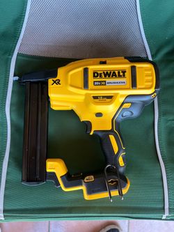 DeWalt 20V XR Brushless 18GA Stapler