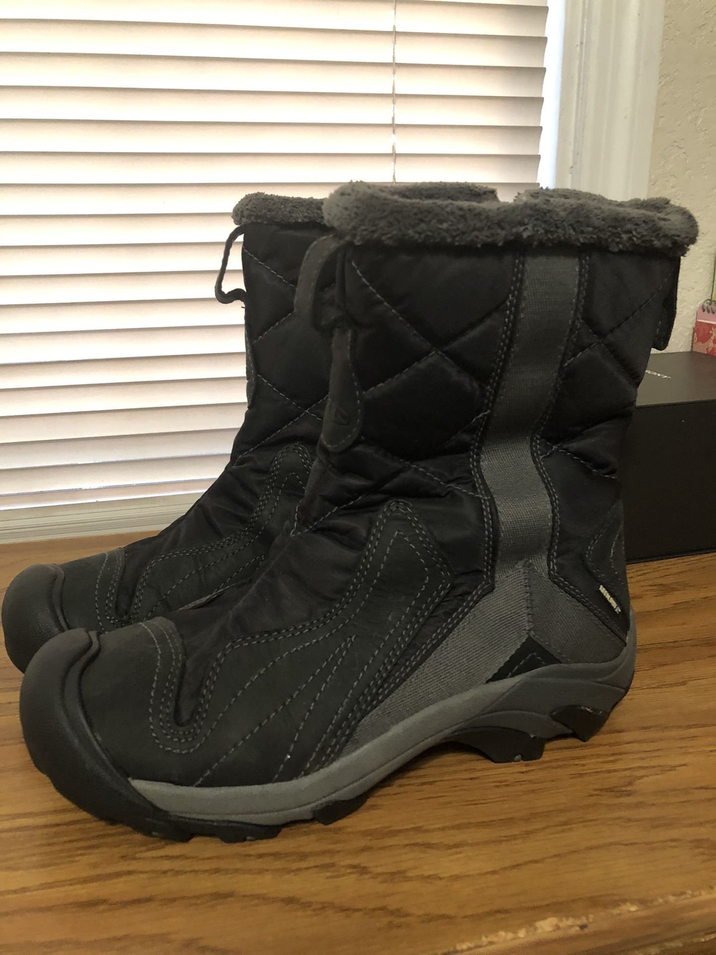 KEEN BOOTS …. Size 8
