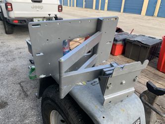 Tv mount pivot style