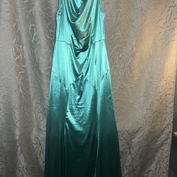 Elegant Green Evening Gown – Size 16