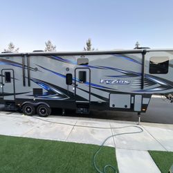 Fifth wheel toy hauler