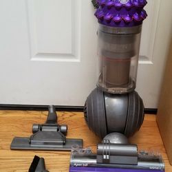 NEW cond  SUPER BIG BALL DYSON ANIMAL VACUUM  , WITH ATTACHMENTS  , AMAZING POWER SUCTION  , WORKS EXCELLENT  , IN THE BOX 