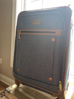 Medium size luggage .excellent condition, only use one time.