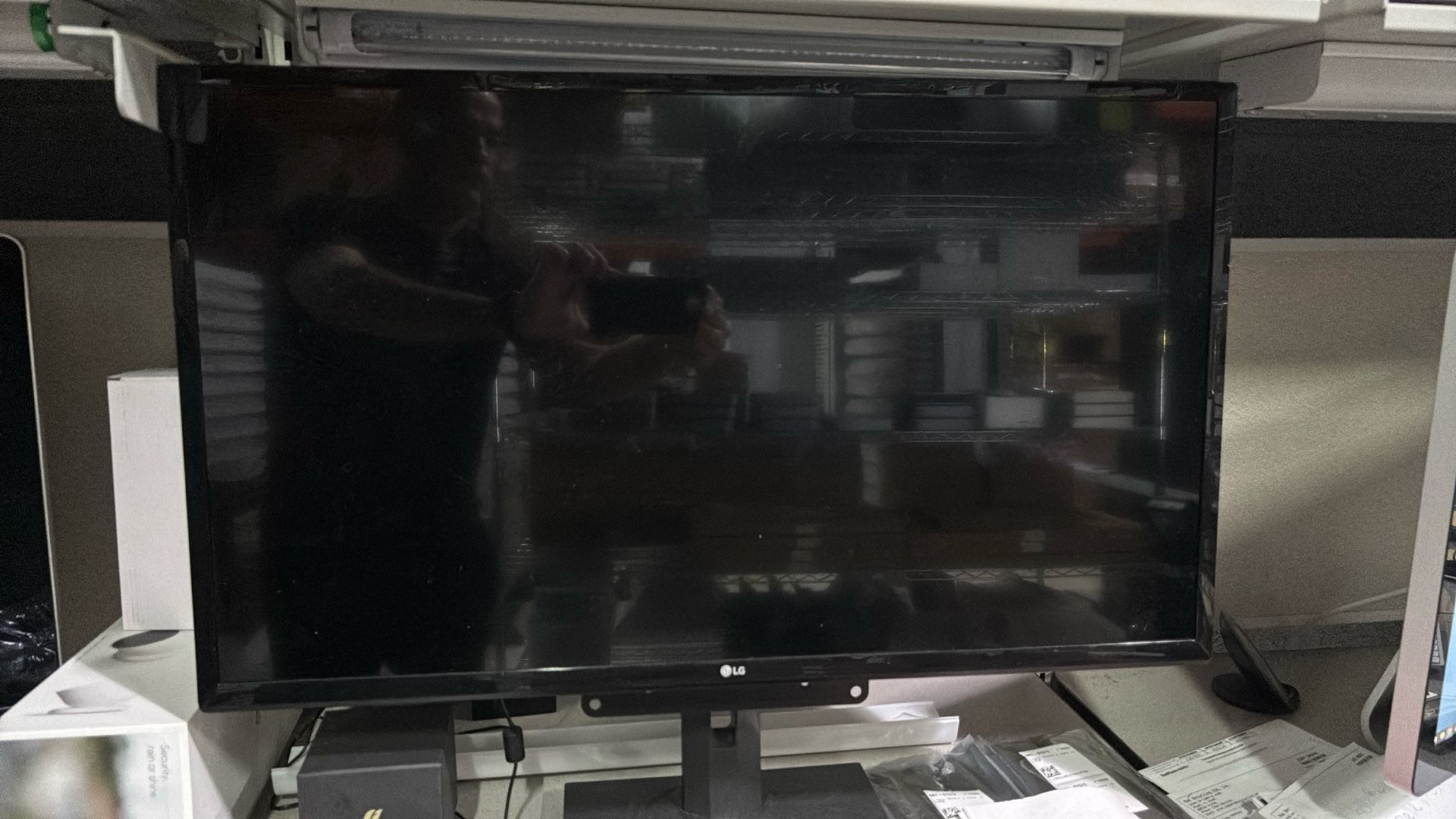 Great Business Move-out Sale - LG 32-inch HD TV/Monitor With Generic Stand