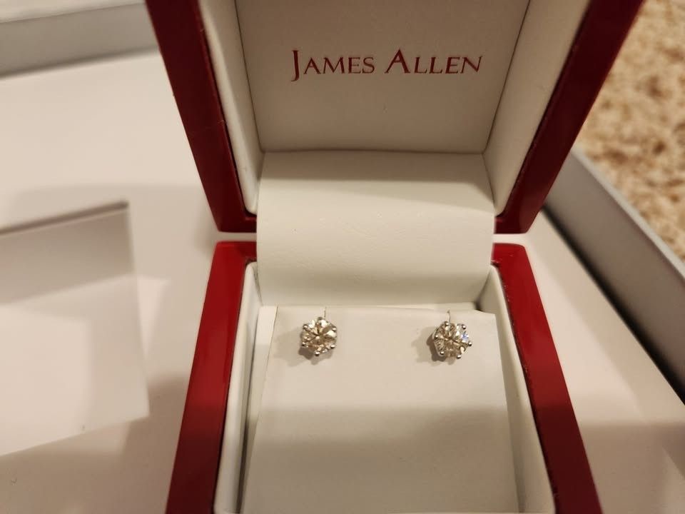 James Allen 18K White Gold Pair of Scallop Basket 0.5 Carat Diamond Stud Earrings