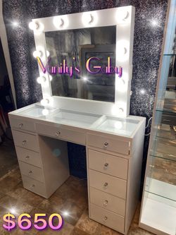 Avaivanity, immediate delivery, it's new, I'm located in federal and first, it fits in a truck as long as the back seats fold, I can help you l