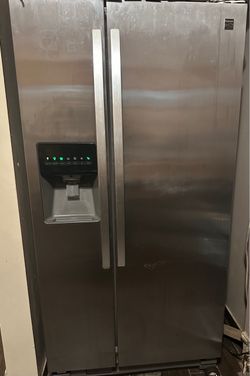 Kenmore Refrigerator w/ Ice Maker & Water Dispenser