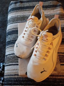 Women's tennis shoes