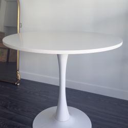 31.5’ White Round Dining Table 2-4 People