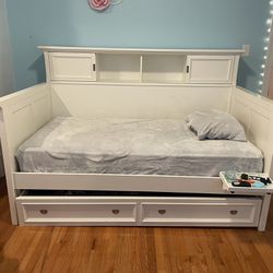 Twin daybed with trundle