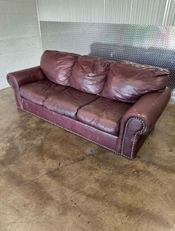 FREE LEATHER COUCH (PICK UP ONLY)(CLIFTON HEIGHTS PA 19018)