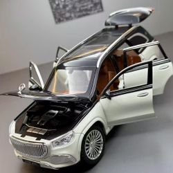  
1:24 Maybach AMG GLS600 Black and White Duplex Alloy Car Model 6 Doors with Star Roof Collector Grade with sound and light