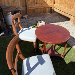 Beautiful table & 2 Chairs 