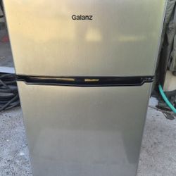 Mini Refrigerator/Freezer 