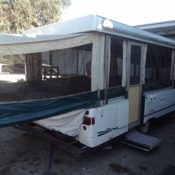 2002 Colemen Camping Trailer With Indoor And Outdoor Shower