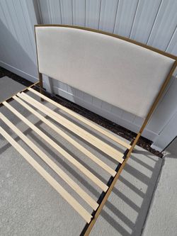 Bed. Foldable queen w headboard
