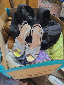UNa caja de ropa y Dos bolsas de cosas