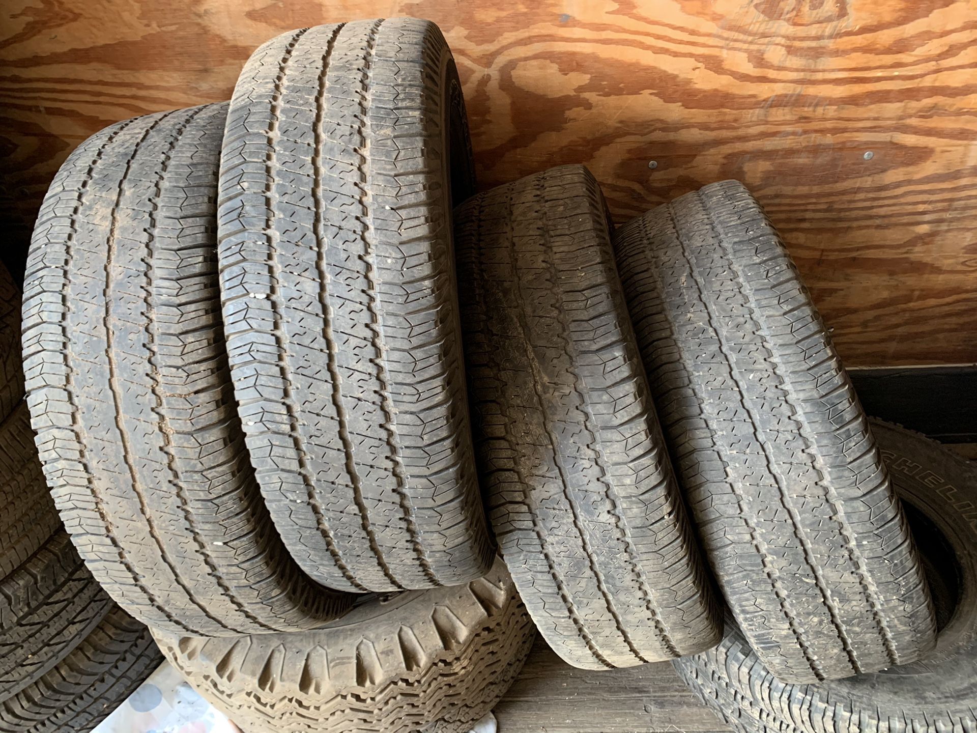 Tire 255/75/R17good condición