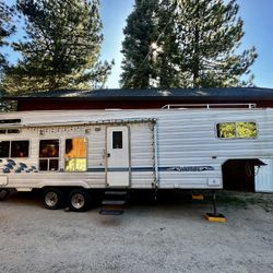 2006 WEEKEND WARRIOR TOY HAULER