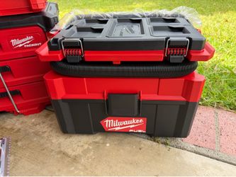 Milwaukee Pack Out Vacuum New