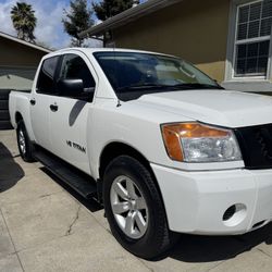Nissan Titan  V8