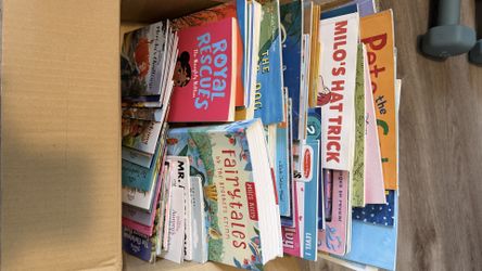 Box of kids books all like new condition