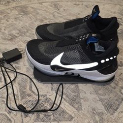 Nike Adapt BB, Self-Lacing Performance Basketball Shoe sneaker size 9.5 us including charging pad

Asking 150 obo, pickup is in Allen 
