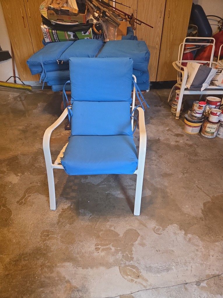 10  Outdoor Chairs & Cushions