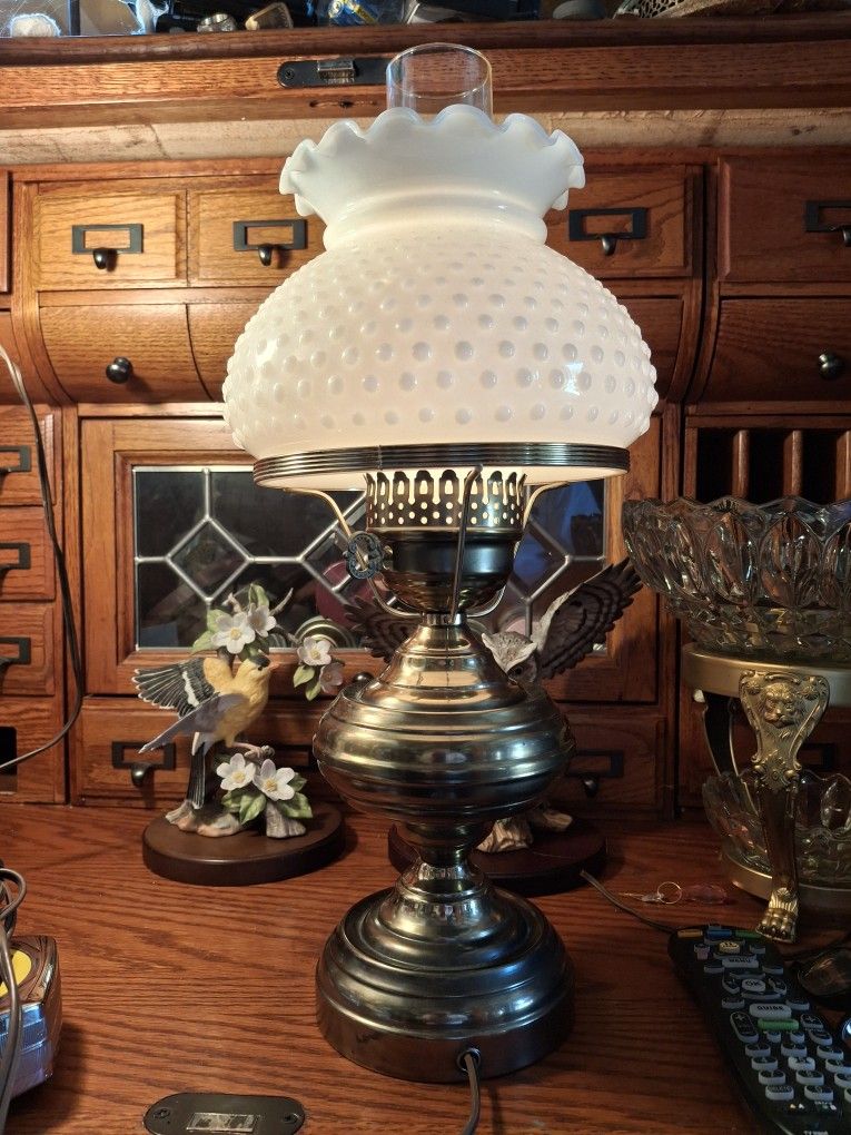 REALLY NEAT LOOKING VINTAGE BRASS TABLE LAMP WITH A MILK GLASS GLOBE WORKS GREAT
