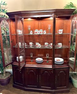 (Free Delivery) Antique PENNSYLVANIA HOUSE China Cabinet w/ illuminating displays 