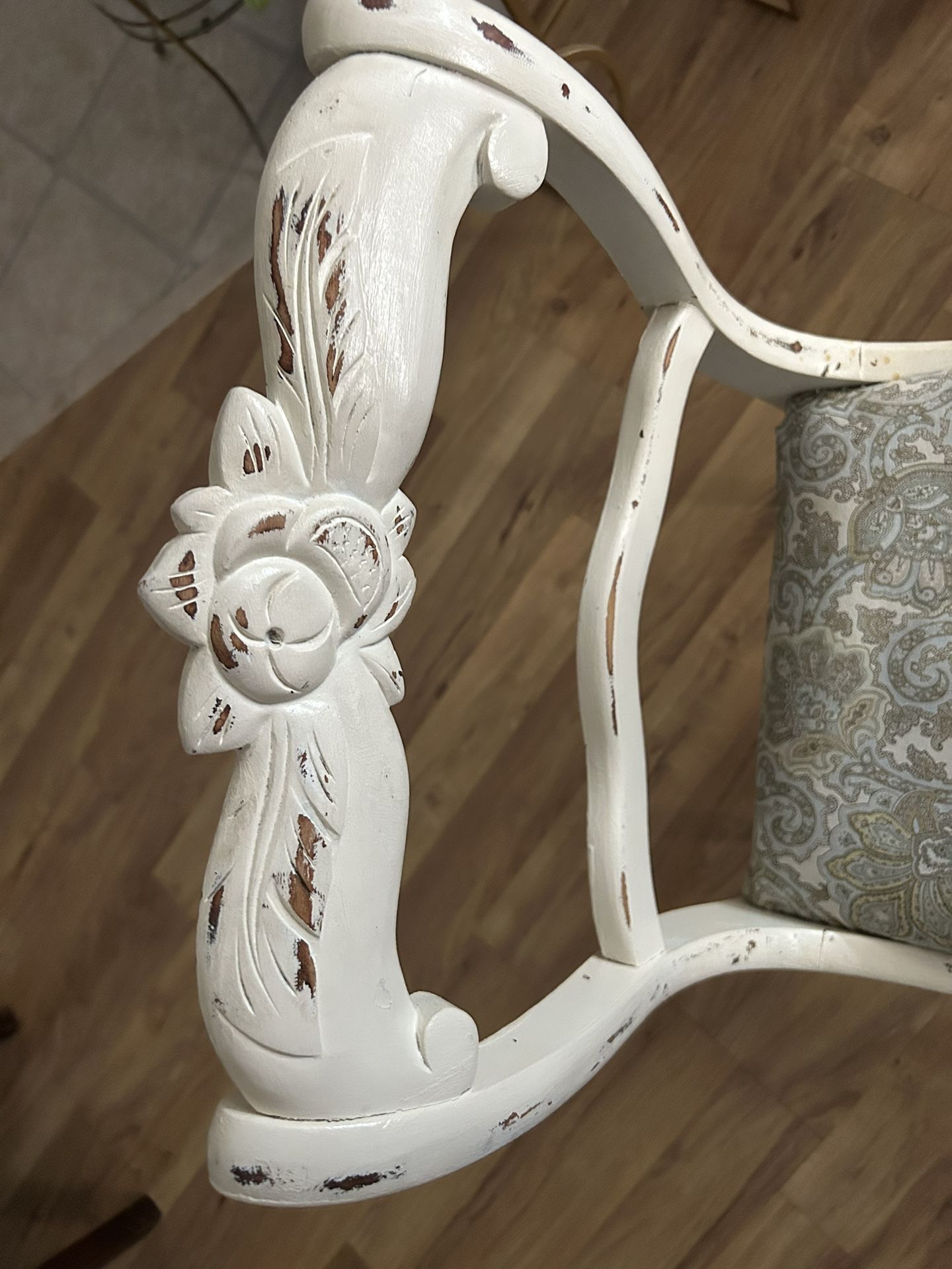 UNIQUE CHIPPY WHITE CHAIR