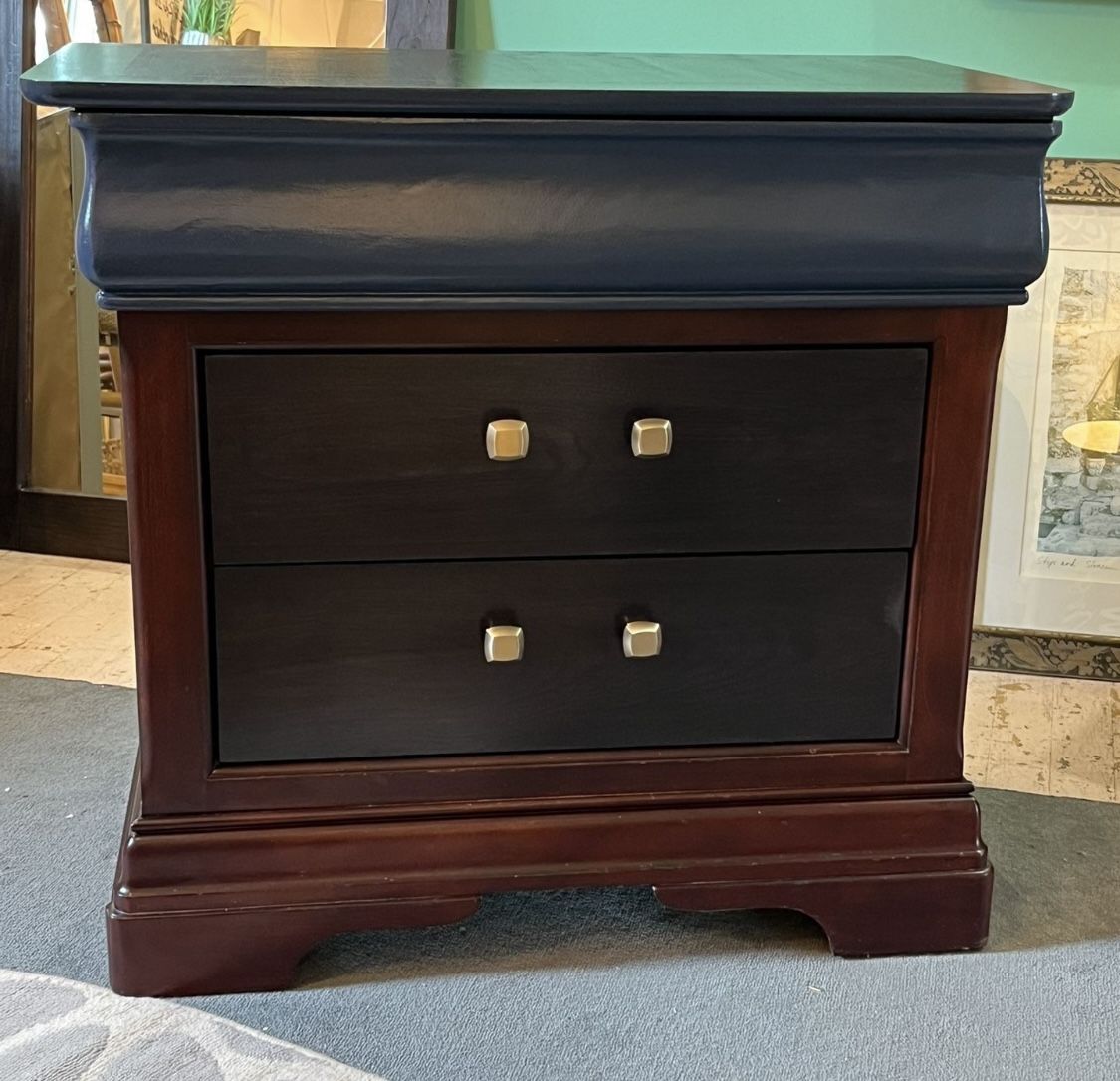 ** NIGHTSTAND/END TABLE **