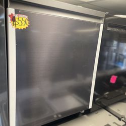 New Samsung Black Stainless Steel Dishwasher 24” Wide/storm Wash/sanitize/smart