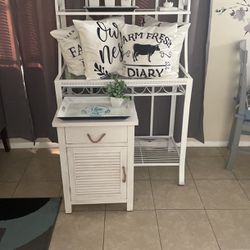 Home Decor Lot With Bakers Rack 