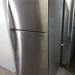 Whirlpool Refrigerator Top And Bottom Stainless Steel Works Good 👍
