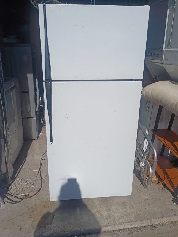 BEAUTIFUL WHITE REFRIGERATOR IN MINT CONDITION 