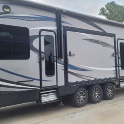 2017 JAYCO  Seismic Toy Hauler 5th wheel  $79k Or Best Offer