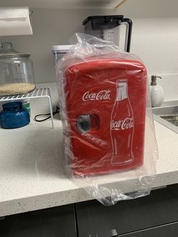 Coca-Cola Classic Coke Bottle 6 Can Mini Cooler