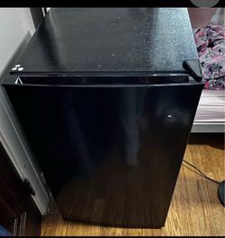 LIT home products Mini Fridge black