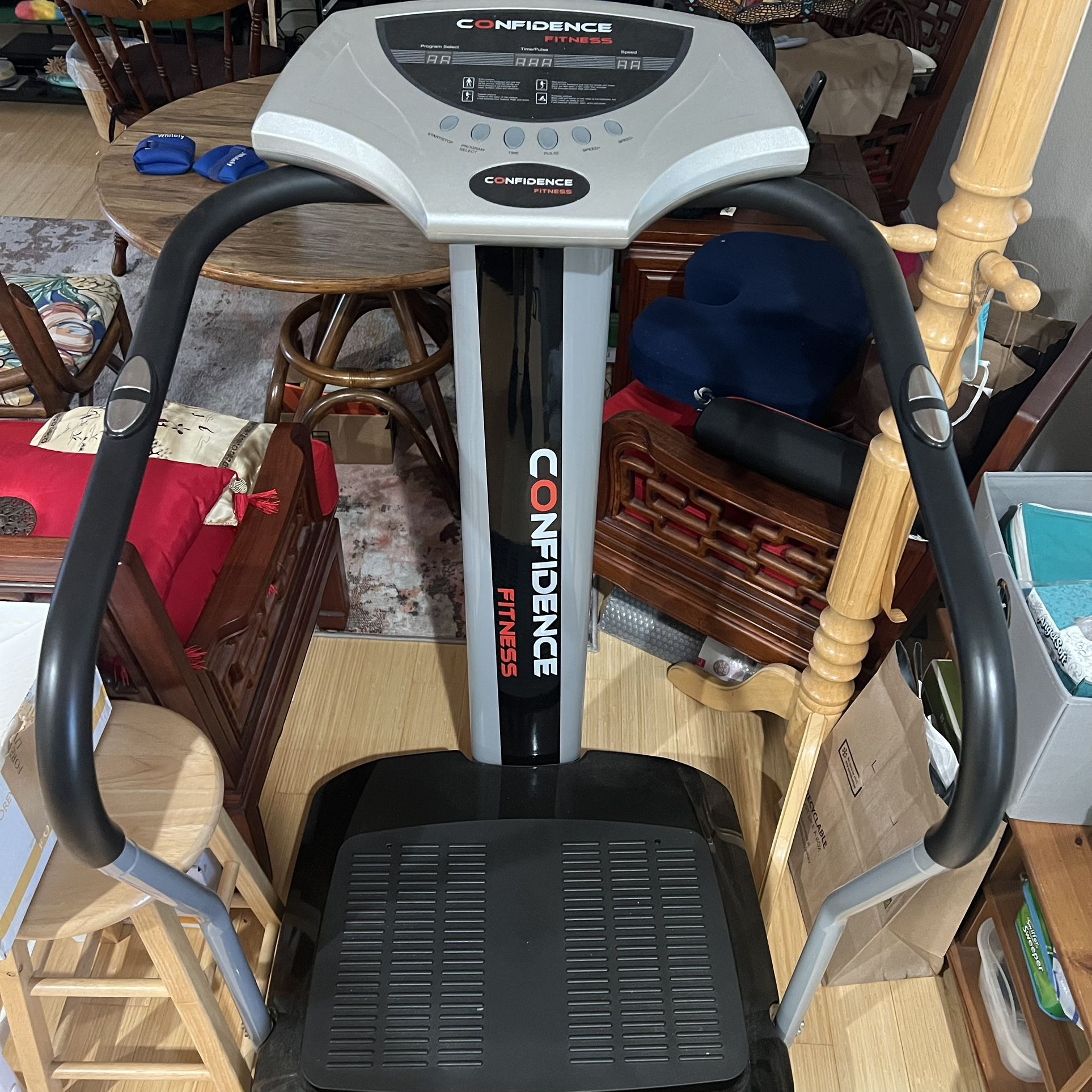 Confidence Fitness Whole Body Vibration Platform Trainer Fitness Machine with Arm Straps