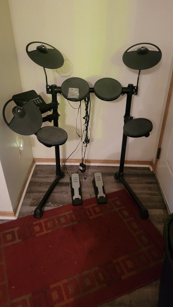 Yamaha DTX Electric Drum Set 125. O B O