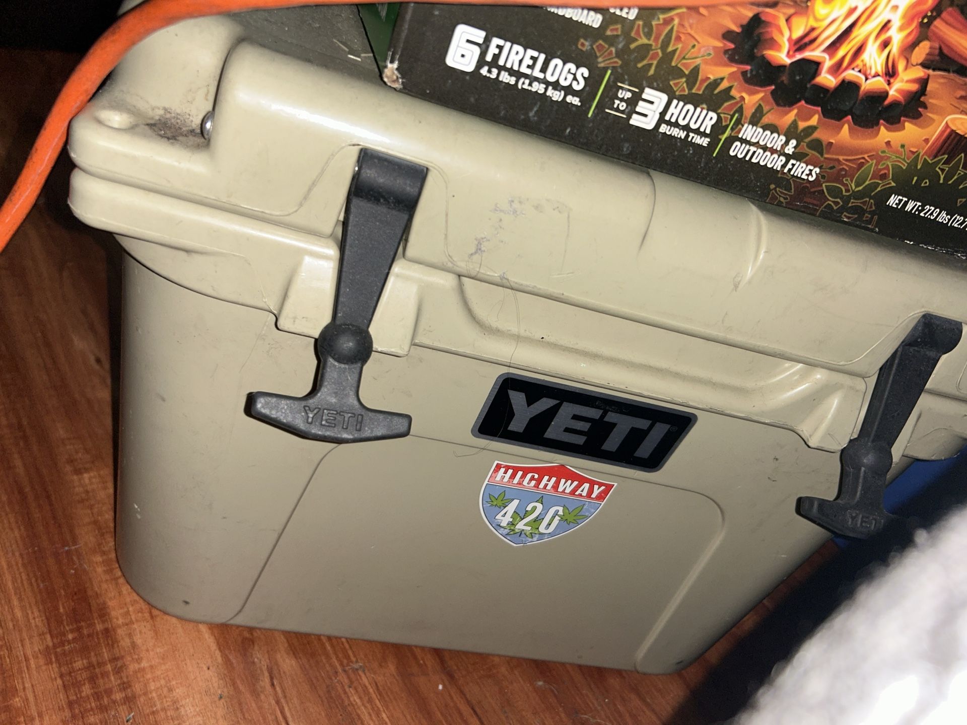 Heavy-Duty YETI Tundra Cooler — Perfect Condition 🔥