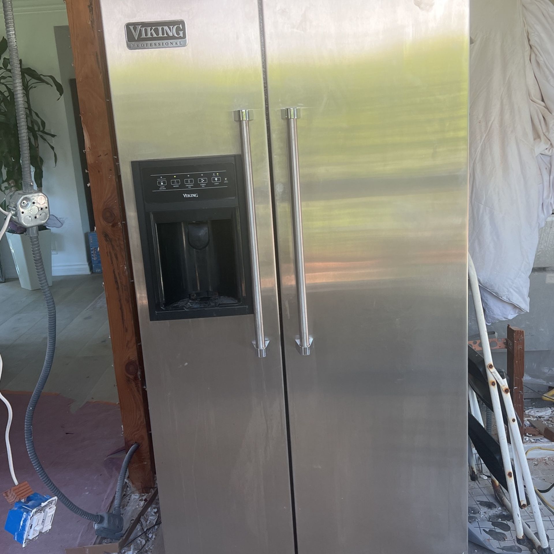 Viking Refrigerator Perfect Conditions ; Stainless Steal With Water Dispenser