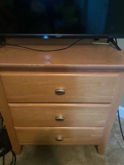 Downsizing – Solid Wood Vaughan of Virginia Dresser With Mirror and Deep Drawer Chest