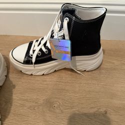 Sketchers Size 5.5 (NEW)