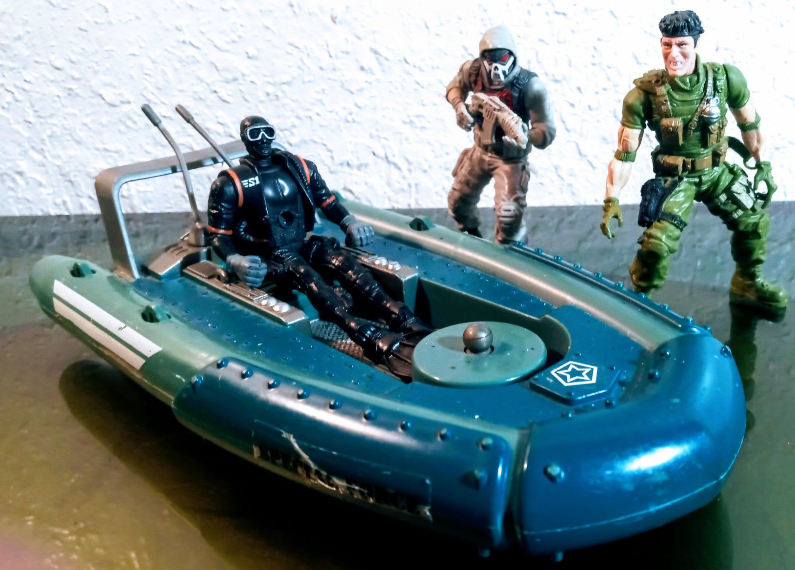 Rapid Assault Patrol Boat & figurines